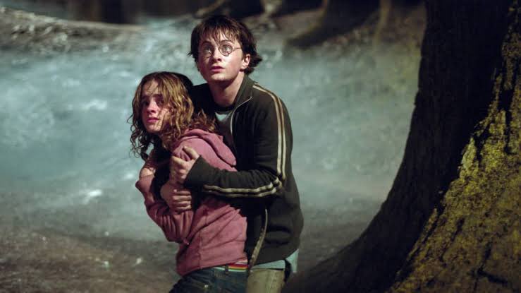 Amanhã Harry Potter e o Prisioneiro de Azkaban será exibido nos cinemas do Brasil todo em comemoração aos 20 anos do lançamento do filme e simplesmente foram vendidos 400 MIL INGRESSOS em todo o país para assistir ao filme. 

Harry Potter nunca vai morrer.