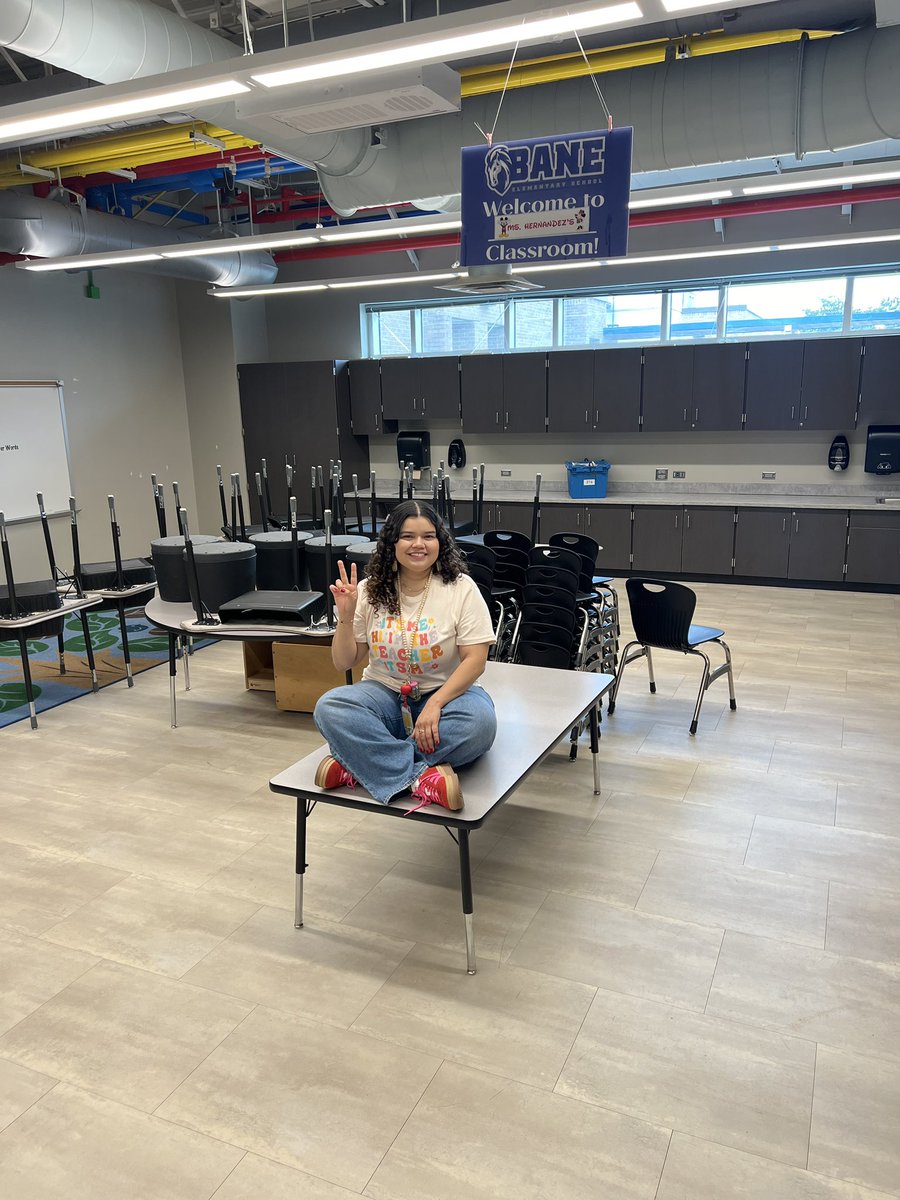 MsDSHernandez's tweet photo. After four years, I packed up my last classroom at @BaneElementary. I’m forever grateful for these memories as a mustang 💙

However, I’m excited about my next chapter teaching first grade at Gleason Elementary! https://t.co/POs1kXgbs3