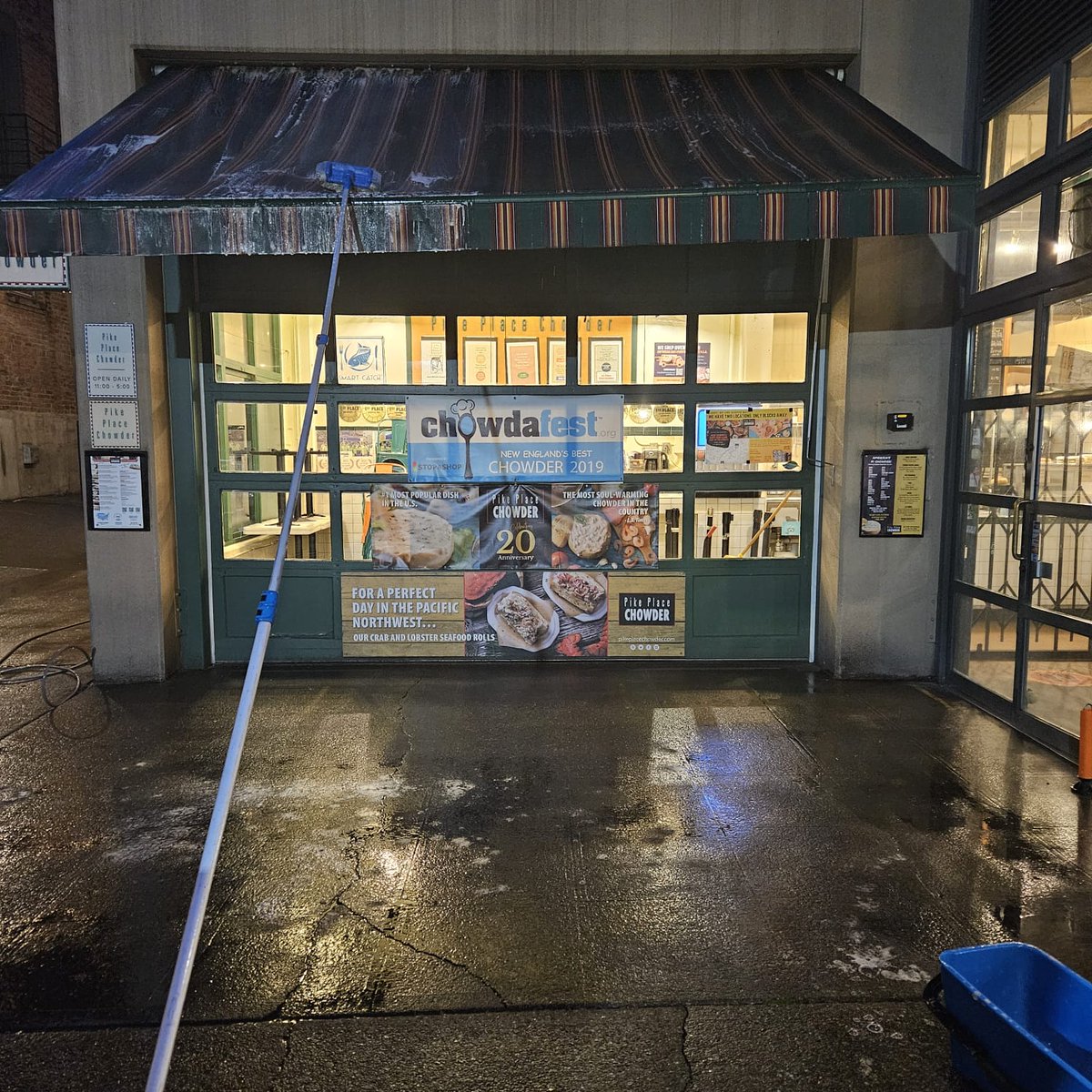 soundcleaning's tweet image. 🦀 Pike Place Chowder knows that routine cleanings prolong the lives of their awnings. But don't just take our word for it - we have photo evidence from the last two years, take a look! 👀

Free estimates: soundclean.com/#request-quote

#AwningCleaning #PikePlace #RoutineCleaning