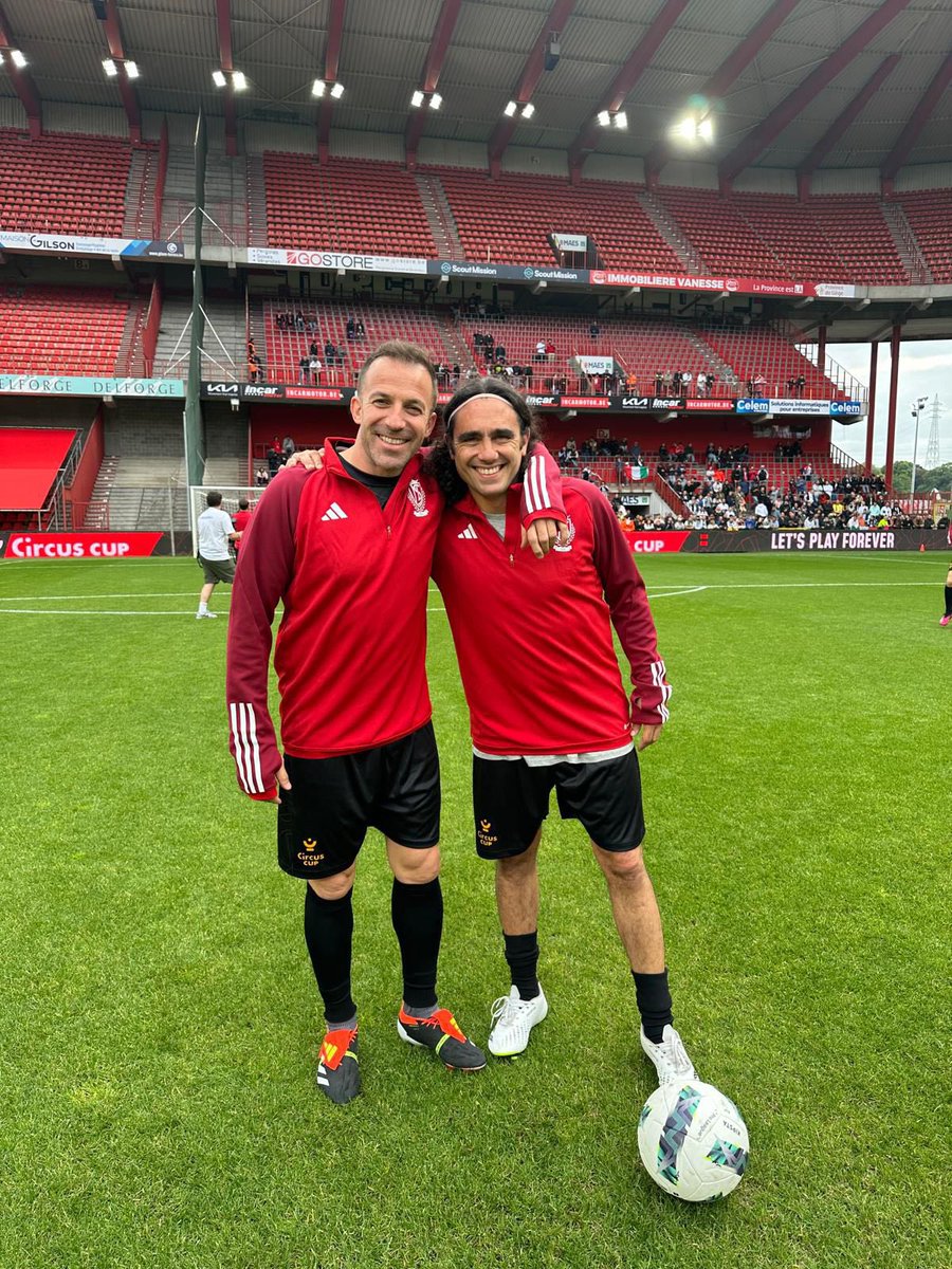 jpsorin6's tweet photo. Nos divertimos en la @CircusCup
Siempre lindo encontrarse con amigos ex compañeros y rivales para disfrutar jugando al fútbol ⚽️❤️✊🏾
Gracias a la gente de Liège 🇧🇪 por su calidez ! 
Comparto algunas #Postales https://t.co/7XtqXdIgmN