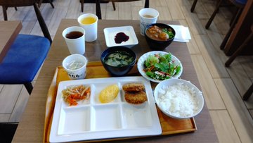 おはようございます😃今朝の朝食です📷カレーの下は讃岐うどんです