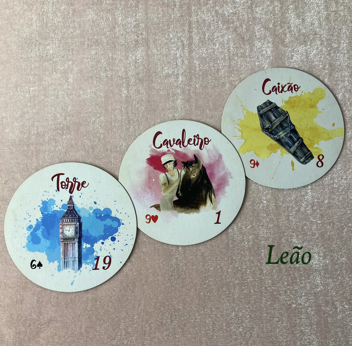 mat_girl's tweet photo. LEÃO ♌️✨ JUNHO

Prepare-se, pois sua área profissional promete mudanças positivas! Pode ser uma promoção, um novo cargo, ou vc tomando coragem para se jogar em uma nova atividade. Há coragem, ambição e força suficientes para te ajudar a mudar de vida, e vc precisa agir neste sentido, confiando no seu taco! 
Será um mês socialmente agitado, com bastante falação, encontros, e até aventuras inesperadas.  Momento importante também para ressignificar seu modo de pensar e reagir aos acontecimentos, algo em vc se modifica e amadurece, trazendo elevação ao seu poder pessoal. Vc vai deixar uma relação para trás, ou encerrar um apego que não fazia mais 
sentido!