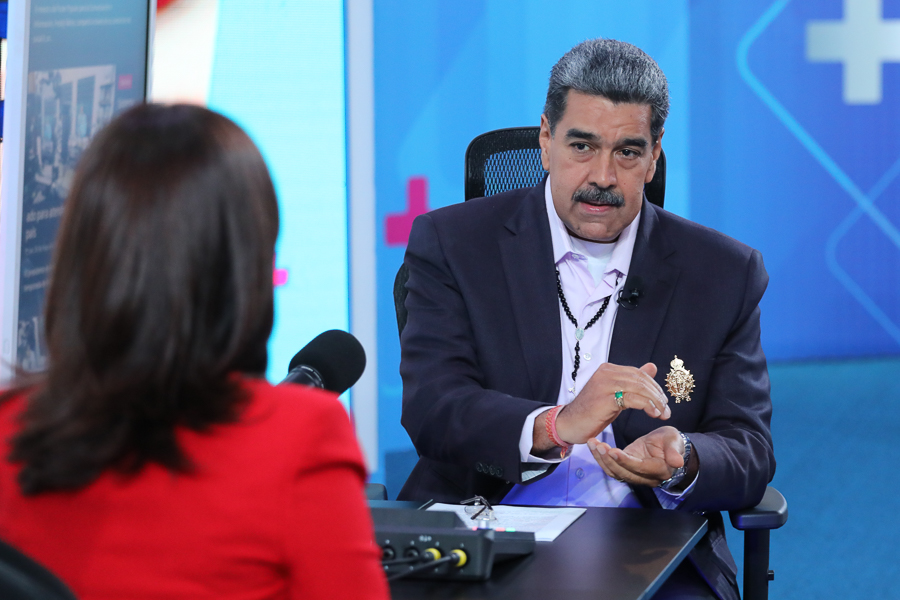 PresidencialVen's tweet photo. #DeInterés 📷|Presidente @NicolasMaduro al pueblo: ¿Quién estaba contigo en los momentos duros y difíciles? Nosotros. ¿Quién acabó con las colas y logró el abastecimiento al 100% con producción nacional de los mercados del país. ¿Quién ha estabilizado la economía?, fueron las interrogantes del jefe de Estado, a manera de reflexión.