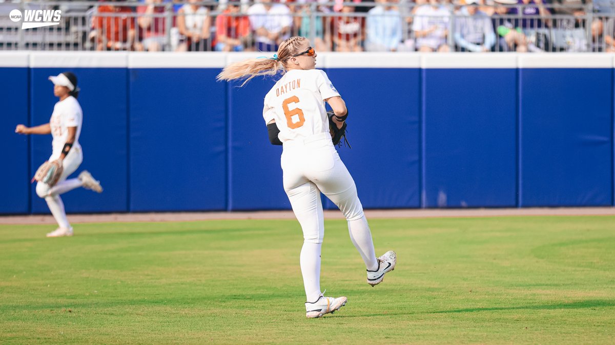 Making it look routine in left 🤷‍♀️ <a href="/b3lladayton/">B</a> 

#WCWS x <a href="/TexasSoftball/">Texas Softball</a>