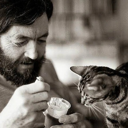 Escritores y gatos:
 • Jorge Luis Borges * Beppo
«Mi gato hace lo que quiere, como yo».

• Charles Bukowski * Manx
«Cuantos más gatos tengas, más vivirás».

• Alexandre Dumas * Mysouff
«Los gatos muestran la mejor forma de vivir: en libertad».

• Charles Dickens * Williamina