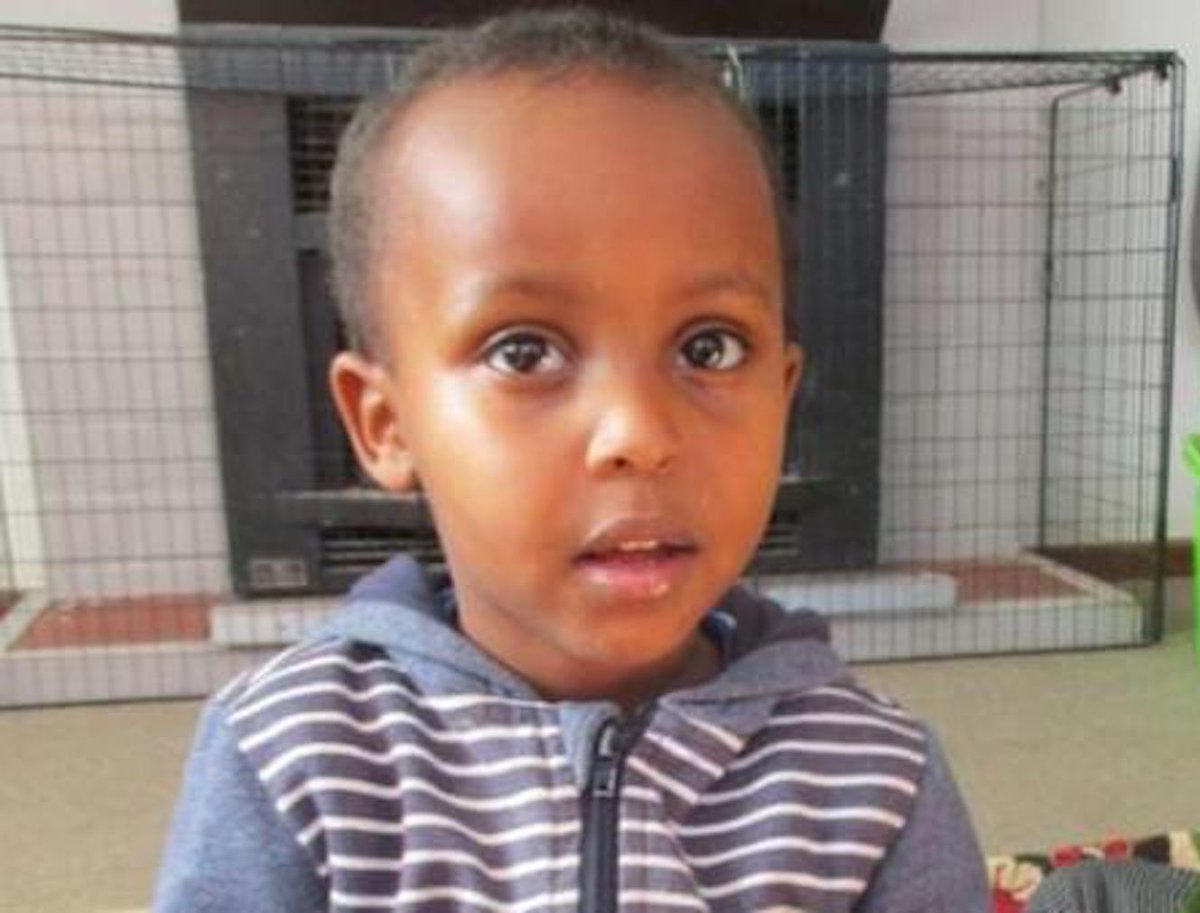 FonsiLoaiza's tweet photo. Este niño se llamaba Mucad Ibrahim y fue una de las víctimas del asesino neonazi Brenton Tarrant. El fascista de Alberto Pugilato celebró la masacre racista que perpetró en Nueva Zelanda. https://t.co/YUWg3sJkZ8
