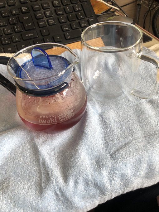 _(:3 」∠ )_ <オシャレに仕事をするために、お仕事前にティーパックですがハーブティーを飲む習慣をつけてます

_(:3 」∠ )_ <そして小腹が減ったので肉まんをホットサンドメーカーで挟んで焼いたものにニラ醤油を添えて。

_(:3 」∠ )_ <ギリギリおしゃれ。 