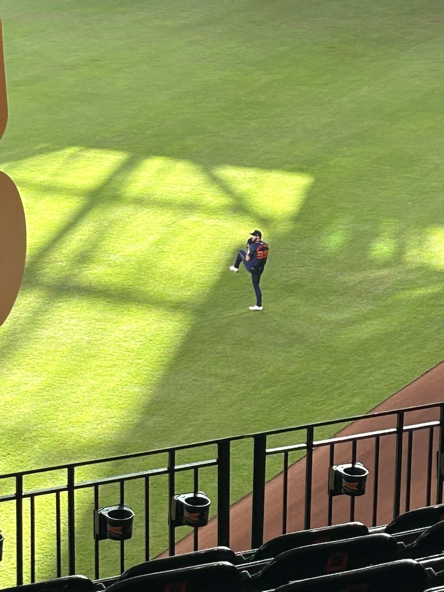 ToastDispatch's tweet image. Verlander warming up.  This is the first time he's faced the Cardinals since his dreams of a rookie WS win were crushed back in 2006.

(I have no idea if this is true)