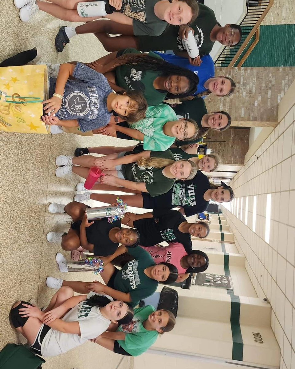 HornetBuzzMPMS's tweet image. MPMS Cheerleaders reveal their Big/Little to the team! #MPMS2025 #CheerMPMS #HornetSpirit #BuildingChampions