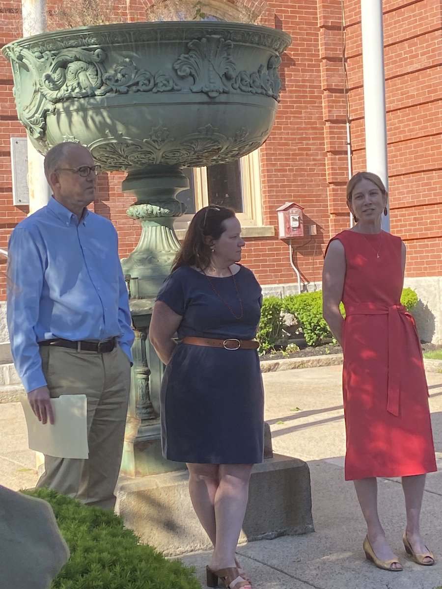 PaulBrodeur2010's tweet photo. The Pride flag is up in Melrose. Grateful that Melrose continues to be a welcoming community! #OneCommunityOpentoAll @JenforMelrose @KateforRep @SenJasonLewis https://t.co/9QaVmxJqcU