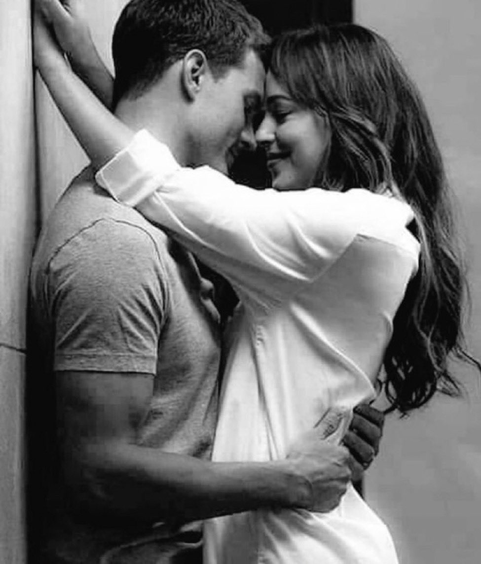 مش عارفه ازاي بتوحشني
وانا عارفه انك بتخوني
واتريمي في حضنك
وبسكت لما تبوسني
ودمعي ينزل على خدي
ازاي برضى لنفسي
احبك وانت بتجرحني
مش عارفه ازاي بتوحشني
وانا عارفه انك بتخوني