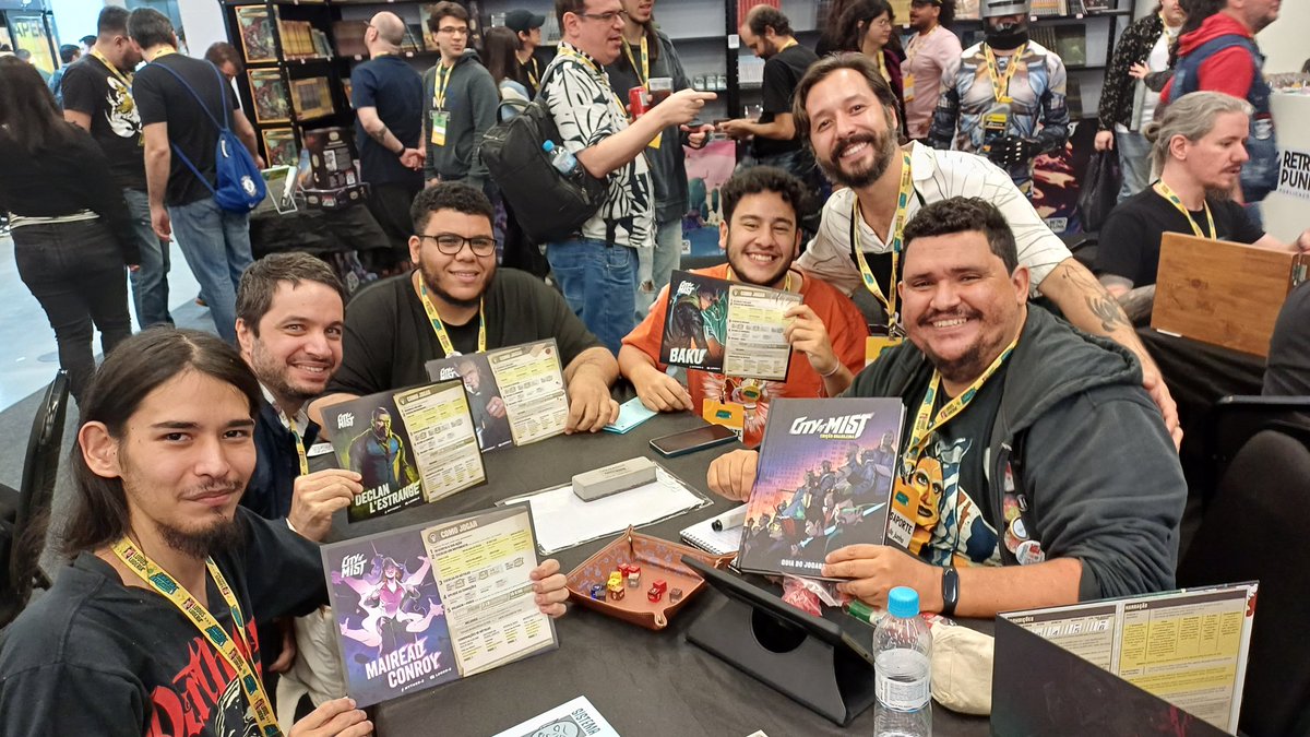 Esse ano eu ia Moderar só uma mesa na Arena RPG no #Doff, mas aí cheguei no estande da <a href="/RetroPunkGD/">RetroPunk GD</a> e fui intimado a abrir uma de @CityOfMistRPG, o que esses lindos não me pedem rindo, que eu faça gargalhando!!!!

Essa foi a minha 1ª mesa!!!! Agradeço a esses PCs pela diversão!!!