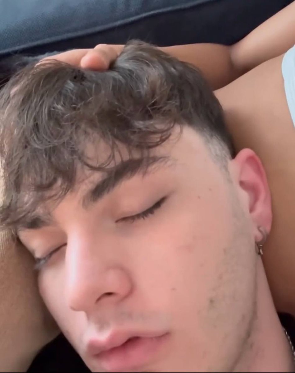 ruby_sussex's tweet photo. Sembra un bimbo per come dorme beato tra le braccia di lei 🥹 https://t.co/v5sMKaGBJY