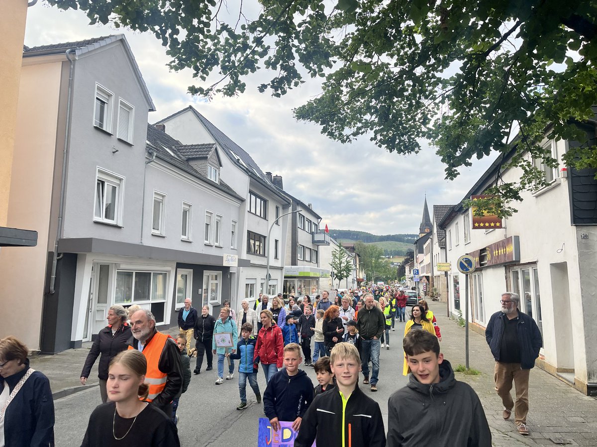 HahnwaldJens's tweet photo. Menschenkette für Demokratie und Frieden, gegen Hass und Hetze! Danke #Oeventrop #Arnsberg https://t.co/omEf2aLKoY