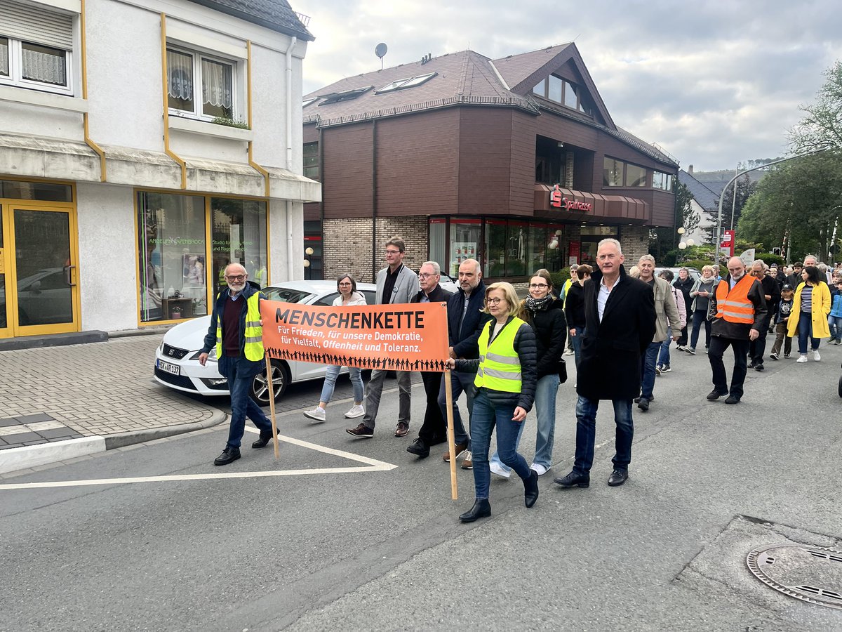 HahnwaldJens's tweet photo. Menschenkette für Demokratie und Frieden, gegen Hass und Hetze! Danke #Oeventrop #Arnsberg https://t.co/omEf2aLKoY
