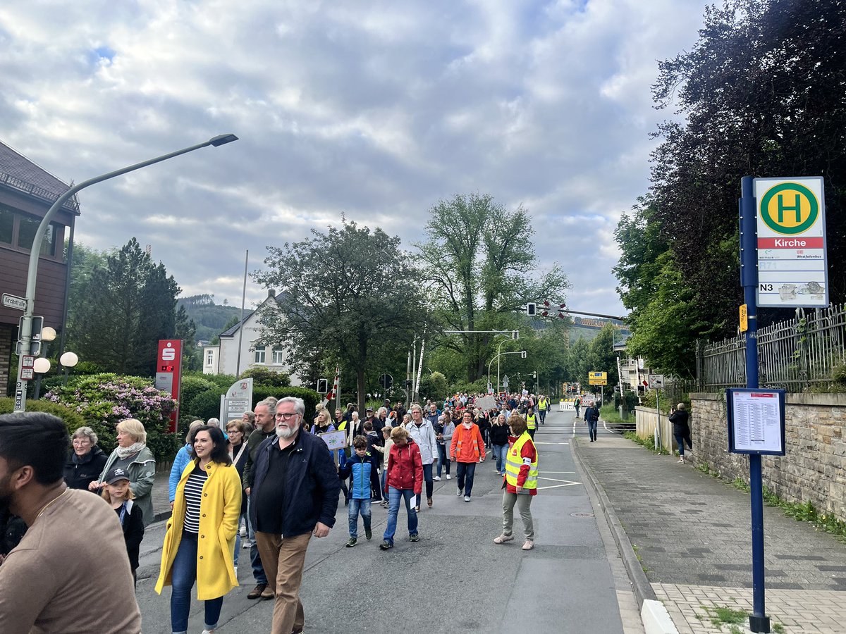 HahnwaldJens's tweet photo. Menschenkette für Demokratie und Frieden, gegen Hass und Hetze! Danke #Oeventrop #Arnsberg https://t.co/omEf2aLKoY