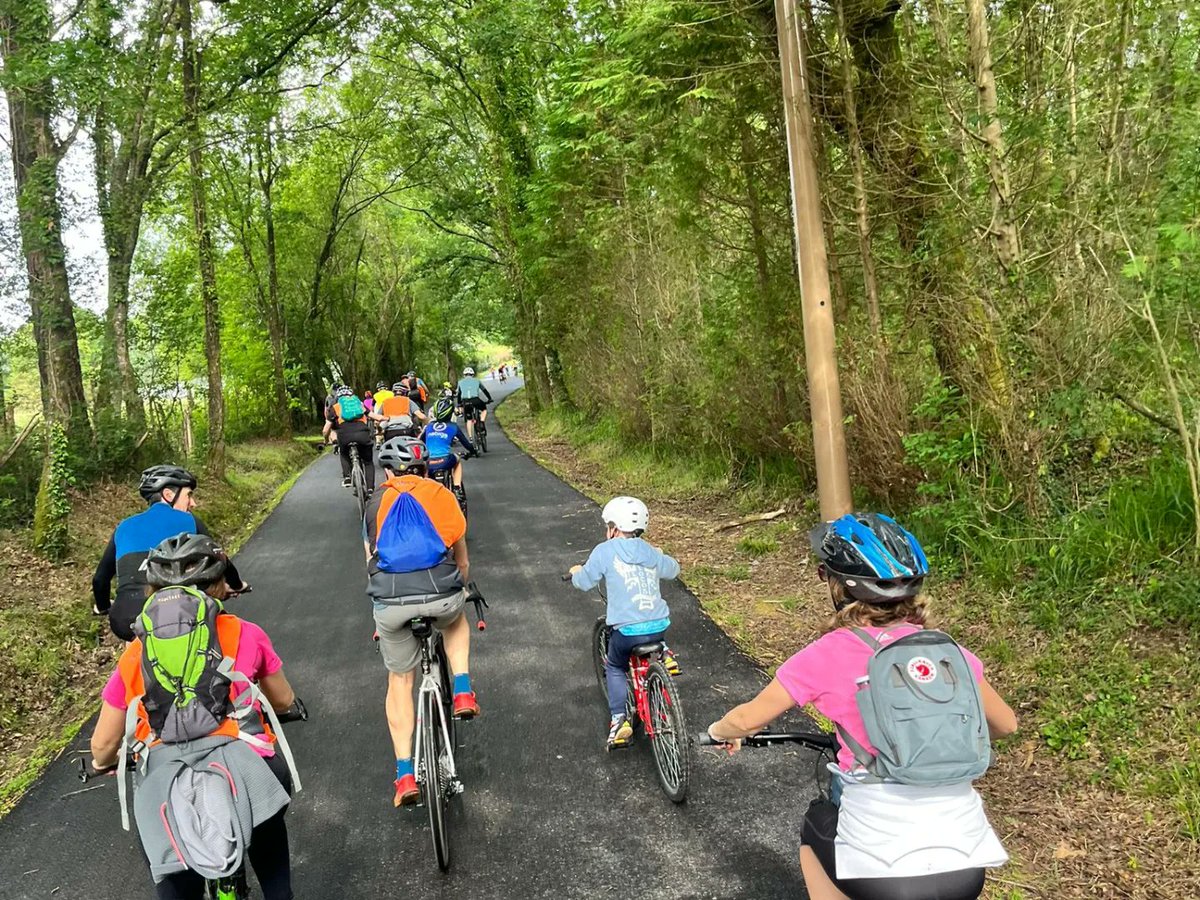 SeberIkastola's tweet photo. Asteburu betea izan da azken hau!
Jaialdia eta gero, domekan, bizikleta eguna ospatu genuen ikastolan 🚴🏽🚴🏽‍♀️🚴🏾‍♂️

Ohitura osasuntsuak, ingurunea ezagutuz eta lagunartean gozatuz... Bada ezer hoberik? 

#BizikletaEguna #SeberAltube #BideOnetikGoaz https://t.co/p71ra55CUi