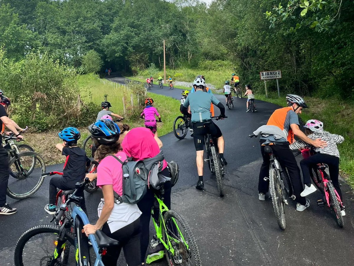 SeberIkastola's tweet photo. Asteburu betea izan da azken hau!
Jaialdia eta gero, domekan, bizikleta eguna ospatu genuen ikastolan 🚴🏽🚴🏽‍♀️🚴🏾‍♂️

Ohitura osasuntsuak, ingurunea ezagutuz eta lagunartean gozatuz... Bada ezer hoberik? 

#BizikletaEguna #SeberAltube #BideOnetikGoaz https://t.co/p71ra55CUi