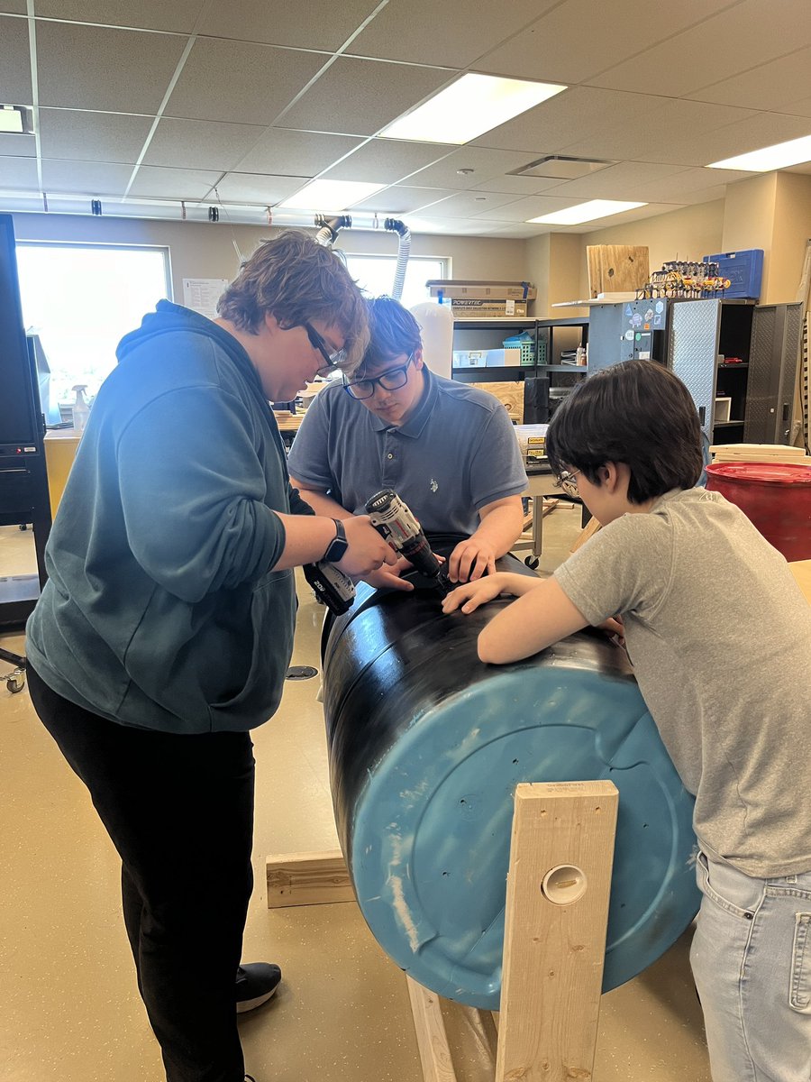 mslsass's tweet photo. From making rugs for the Akron Children’s Museum in 8th grade to building composters in 9th, good things are happening at the Rootstown campus!🐝 #ourbmsa #oaiss https://t.co/1WK3OM70TN
