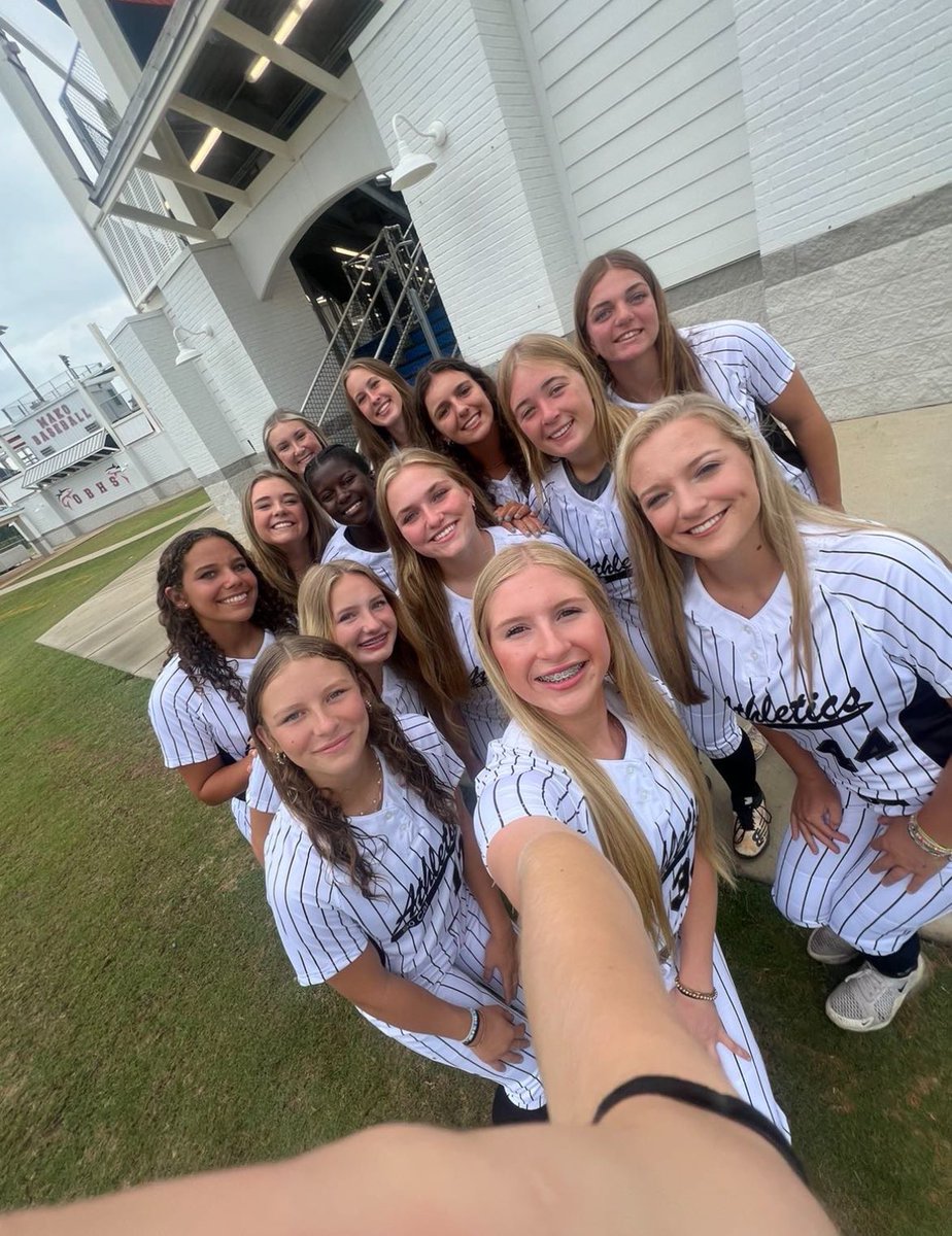 NadiaRivera2027's tweet photo. 3 day Organizational camp! And it was great, Thank you to all the coaches and mentors who's all made it happen. Headed to Newberry, Show me the money this weekend!! @08SCANATIONAL @CoachHodo @D1Softball @BSherSB https://t.co/KLKkrUpnvu