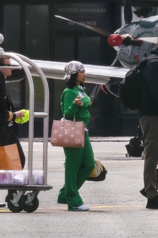 DIIORMARAJ's tweet image. Notice how she DONT give Doris the Ugly Stepsister when paparazzi catches her 🤭 #BigDifference #SameFace