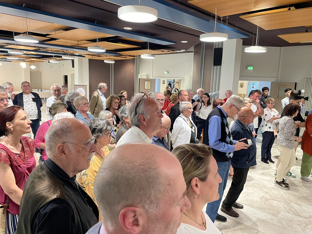MichelCaillaud's tweet photo. Les 60 ans du jumelage entre @stsebsurloire et Glinde célébrés ce soir en mairie pour redire l’importance de l’amitié franco-allemande entre nos 2 villes. Ravi de retrouver la délégation des membres des comités et d’élus dont R. Zug le maire, 5 ans après être allé à #Glinde https://t.co/RdpKrMCzP1