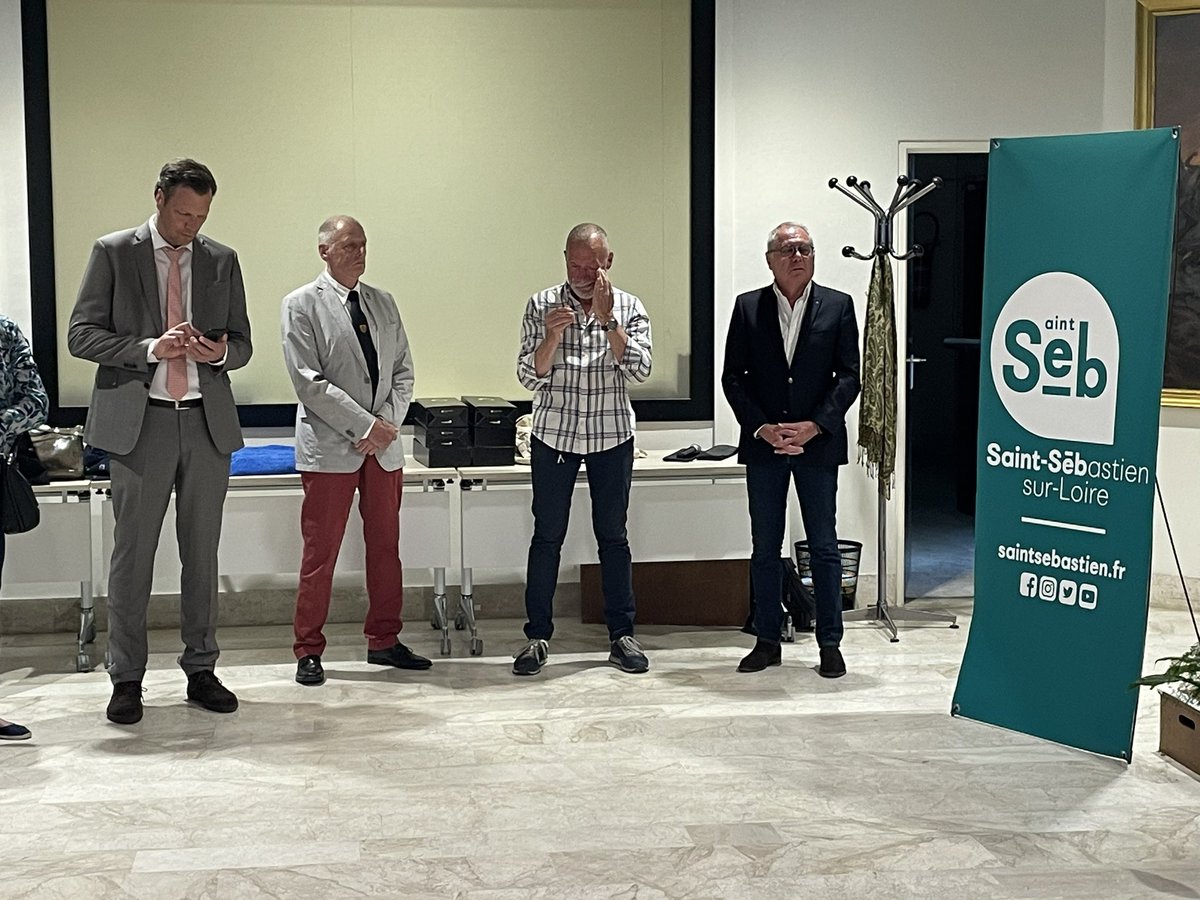 MichelCaillaud's tweet photo. Les 60 ans du jumelage entre @stsebsurloire et Glinde célébrés ce soir en mairie pour redire l’importance de l’amitié franco-allemande entre nos 2 villes. Ravi de retrouver la délégation des membres des comités et d’élus dont R. Zug le maire, 5 ans après être allé à #Glinde https://t.co/RdpKrMCzP1