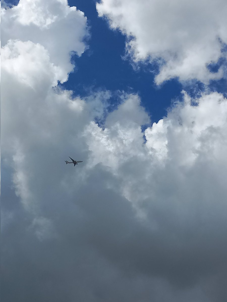 yohispro's tweet photo. Viendo pasar el vuelo inaugural de #Emirates a Bogotá 😍✈️ #boeing777 https://t.co/gKhpXxiqhj