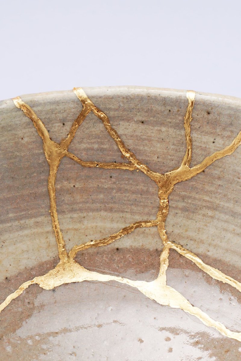fuuucu's tweet photo. Los mexicanos somos expertos en el kintsugi 🤍✨🇲🇽 https://t.co/HyPhG3bAOx