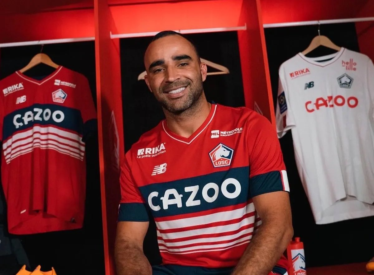 futebol_info's tweet photo. Caso não consiga fechar com Alex Sandro, São Paulo já tem um plano B: o lateral-esquerdo Ismaily, de 34 anos, do Lille.

O jogador tem contrato com o clube francês até junho de 2025, mas não descarta voltar ao Brasil já na próxima janela de transferências.

🗞 @GoalBR @thirfernandes
📸 Divulgação/Lille | Divulgação/SPFC
