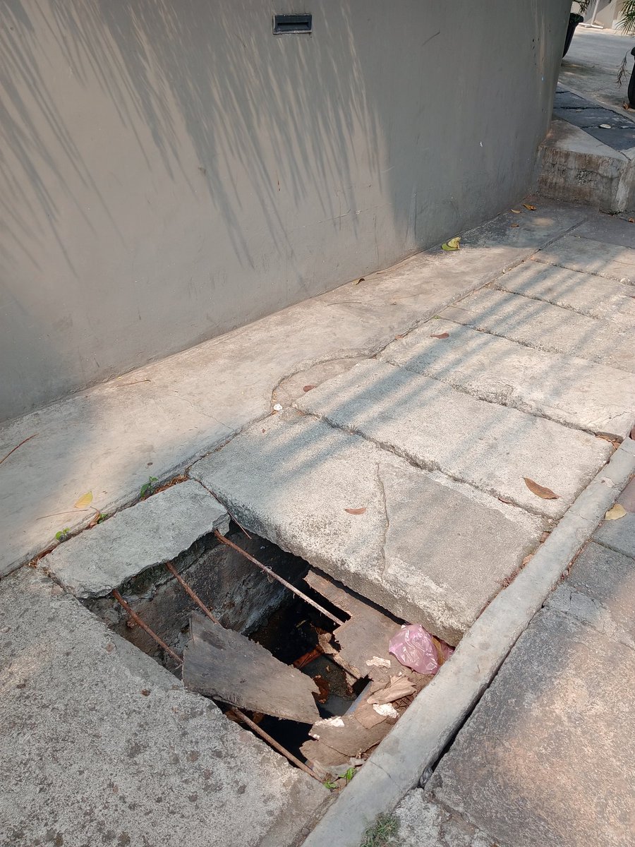 arfan0978's tweet photo. @RadioElshinta  Selamat Pagi mau info.Tepatnya d depan Brawijaya Saharjo Jaksel ada lubang yang terbuka d jalur pejalan kaki.Bahaya.Hingga saat ini belum ada penanganan pihak terkait.Terima kasih🙏 https://t.co/rwCPYPD1Cj