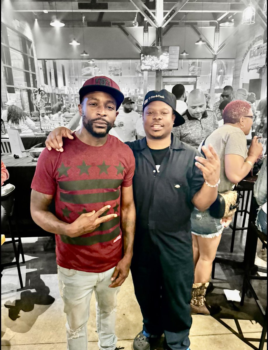 CoachJuice214's tweet photo. I ran into the great #actor that played  the role of #EazyE in the #StraightOutOfCompton movie! ✊🏿

#jro #cigarinternational #jasonmitchell https://t.co/H1hQK2sgos