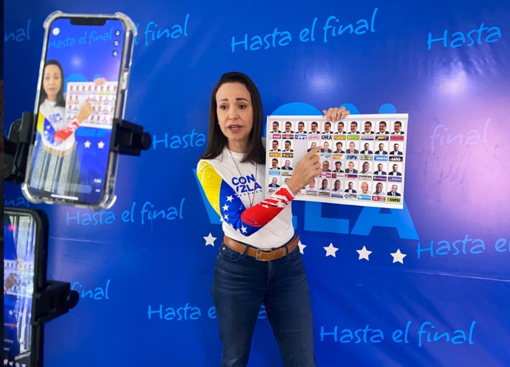 EmaFigueroaC's tweet photo. María Corina Machado le hablo a los venezolanos a través de sus redes sociales. Su intervención se resume en estos cuatros puntos: 

1️⃣Revisar datos en el REP para confirmar 
que no los hayan cambiado de centro.

2️⃣Verificar si son miembros de mesa y asumir su rol porque serán clave en el triunfo del próximo #28J.

3️⃣ Conocer el tarjetón e informar a todos los que puedan para que voten por Edmundo González.

4️⃣ Imscribe tú Comandito con tu círculo, pueden ser amigos, compañeros de trabajo o amigos. Escribe a @ComanditosVzla para que hagas tú tarea.

Vamos todos a difundir su mensaje, #Venezuela vive una censura y solo las redes sociales nos sirven como fuente de información.