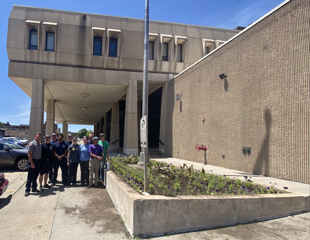 OmahaFireDept's tweet photo. Huge thank you to our friends at @OmahaParks for keeping our flower bed so beautiful at OFD Headquarters! We can't wait to see everything in full bloom 🌸🌺🌷🪻 https://t.co/4AUHQ1Gx9B