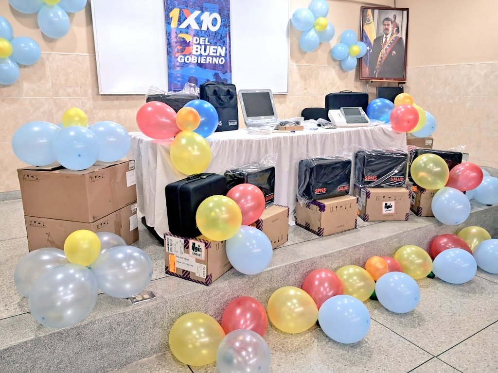 FMBABarinas's tweet photo. Pdte. de la Fundación Misión Barrio Adentro, Dr Geovanni Peña: 

"El Pdte. Nicolás Maduro, envió estos dispositivos como un acto de amor, porque nosotros no andamos mintiendo, estamos cumpliendo a ese pueblo heroico"

#SanciónCero
#ElDeChávez
#LikePaNicolás
#NicoLike https://t.co/rVJSEeInYZ