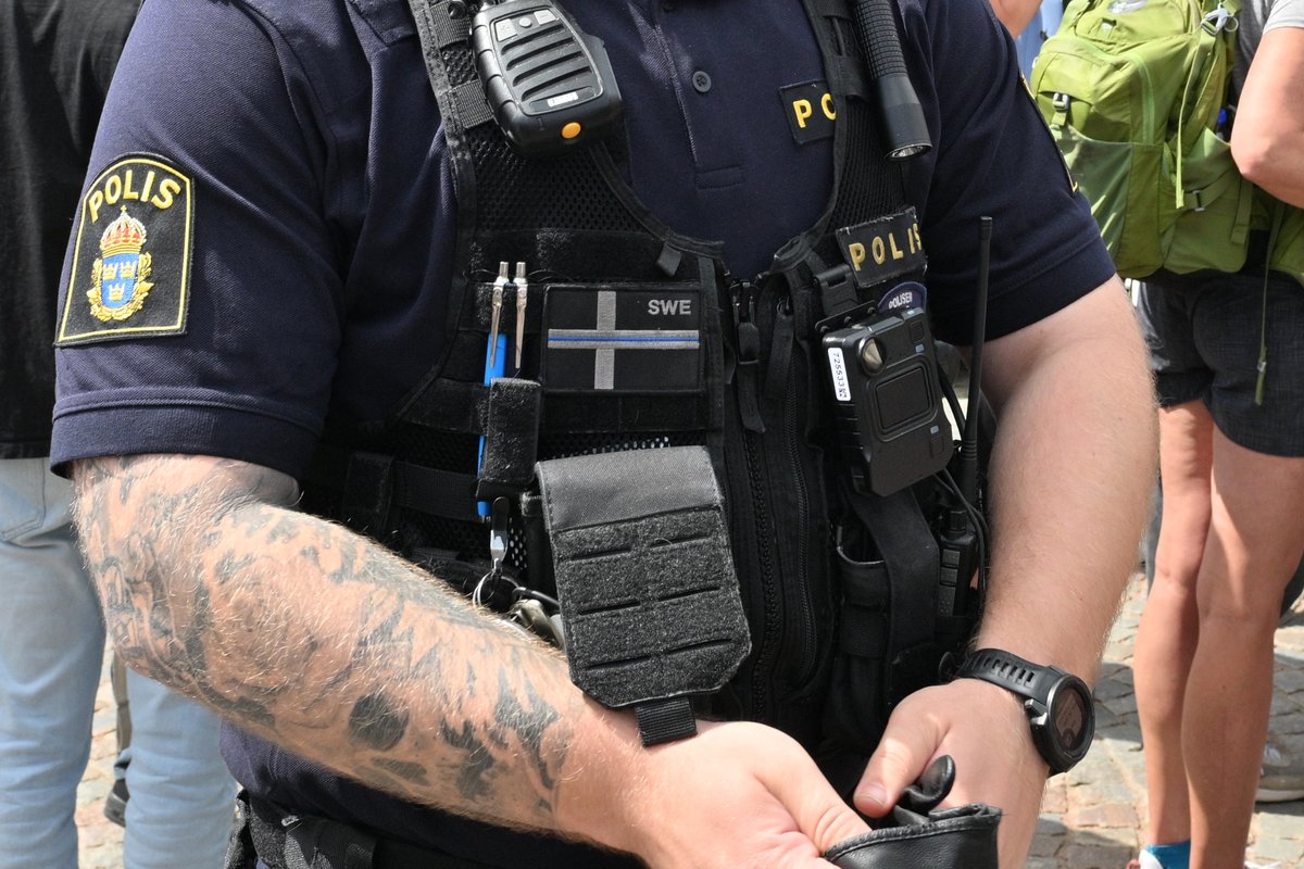 vpressfeldt's tweet photo. Jag skrev för någon vecka sedan om hur polis under insats mot aktivister i Lund bar den otillåtna och kontroversiella tunna blå linjen/blue lives matter-symbolen. Under Jimmie Åkessons besök i Lund idag bars en liknande symbol av ytterligare en polis. https://t.co/RLe5pVzxt1