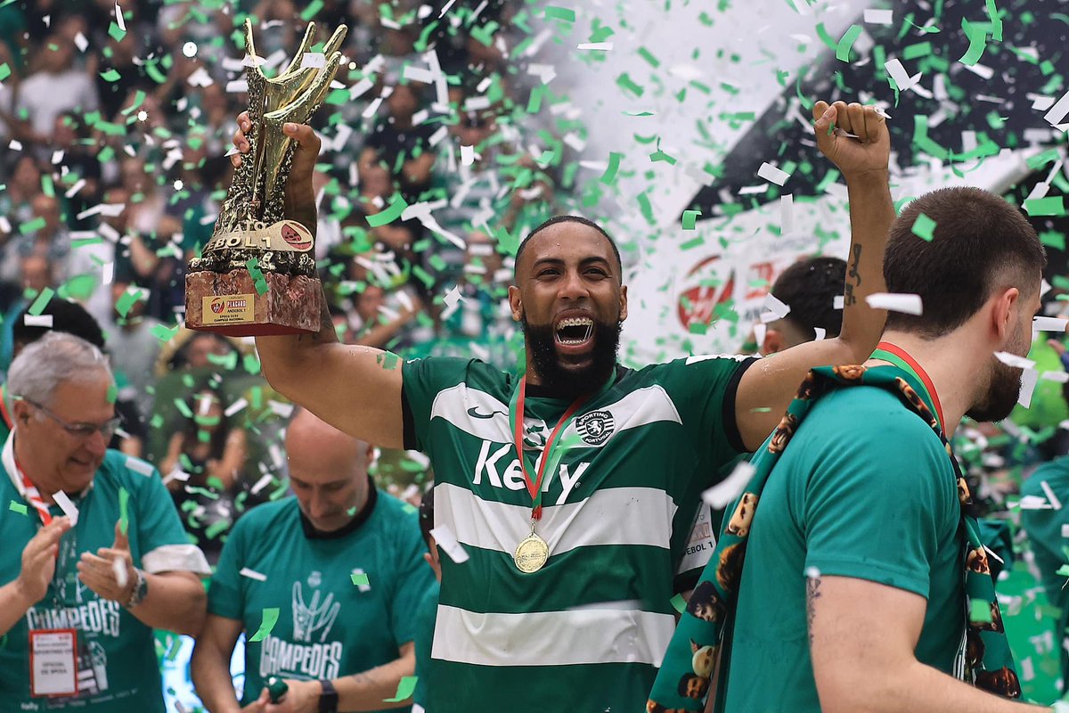 Universo_scp's tweet photo. Andebol: Um até já Edmilson Araújo

1x Taça Challenge 
3x Campeonato Nacional 
5x Taças de Portugal
2x Supertaça  

406 jogos 
605 golos marcados
