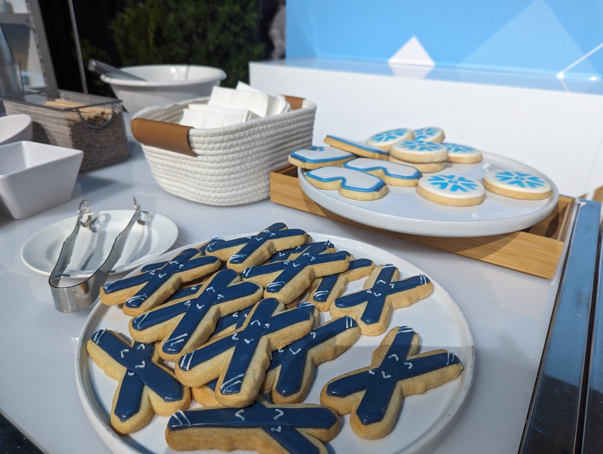 foursue's tweet image. お菓子！
#datacloudsummit