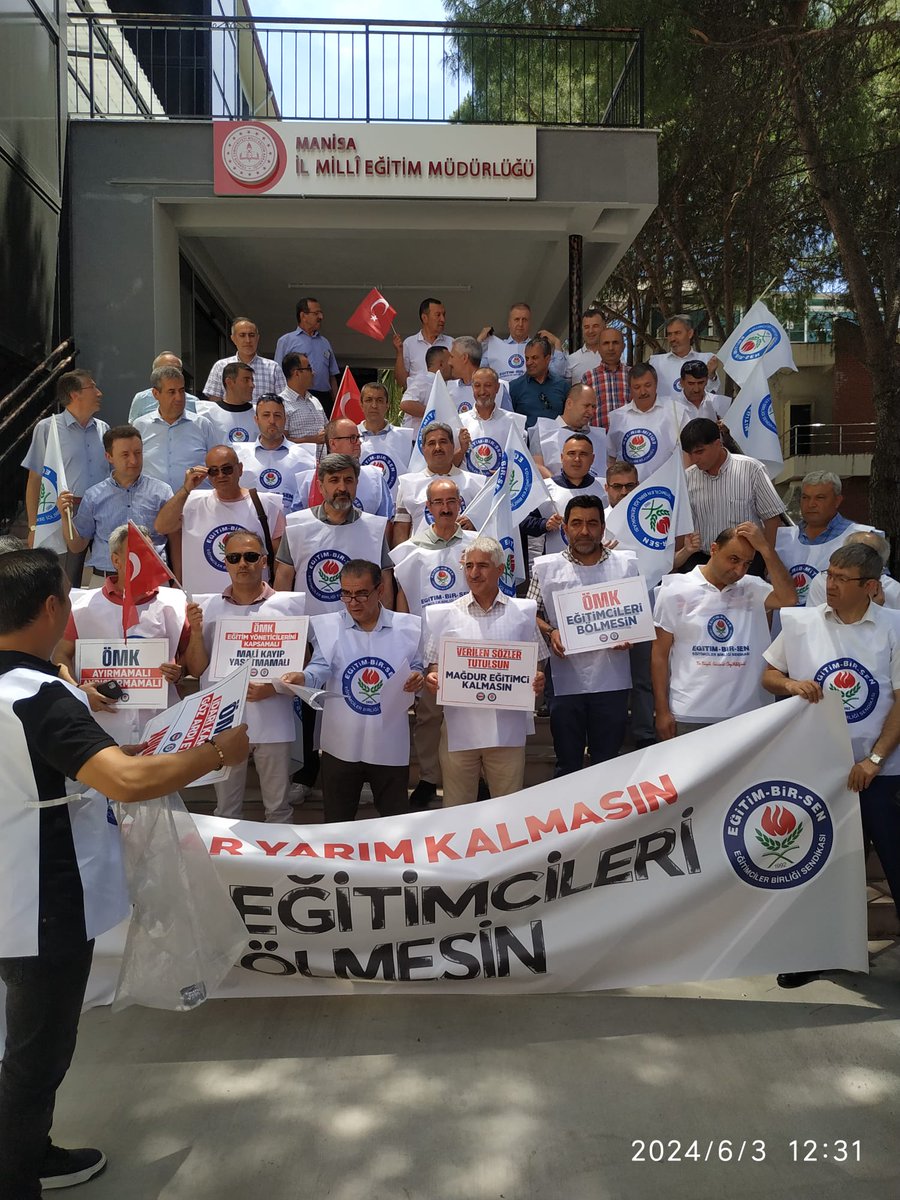 #OMKEgitimcileriBolmesin
Öğretmenlik Meslek Kanunu,

Şube Müdürlerininin motivasyonları düşürülmemeli,
Türkiye Yüzyılı Maarif Modeli için harcanan onca çaba, bu motivasyon kaybı yüzünden heba edilmemelidir.

<a href="/RTErdogan/">Recep Tayyip Erdoğan</a> 
<a href="/Yusuf__Tekin/">Yusuf Tekin</a> 
<a href="/memetsimsek/">Mehmet Simsek</a> 
<a href="/cftcblnt/">Bülent ÇİFTCİ</a> 
<a href="/tcmeb/">Millî Eğitim Bakanlığı</a>