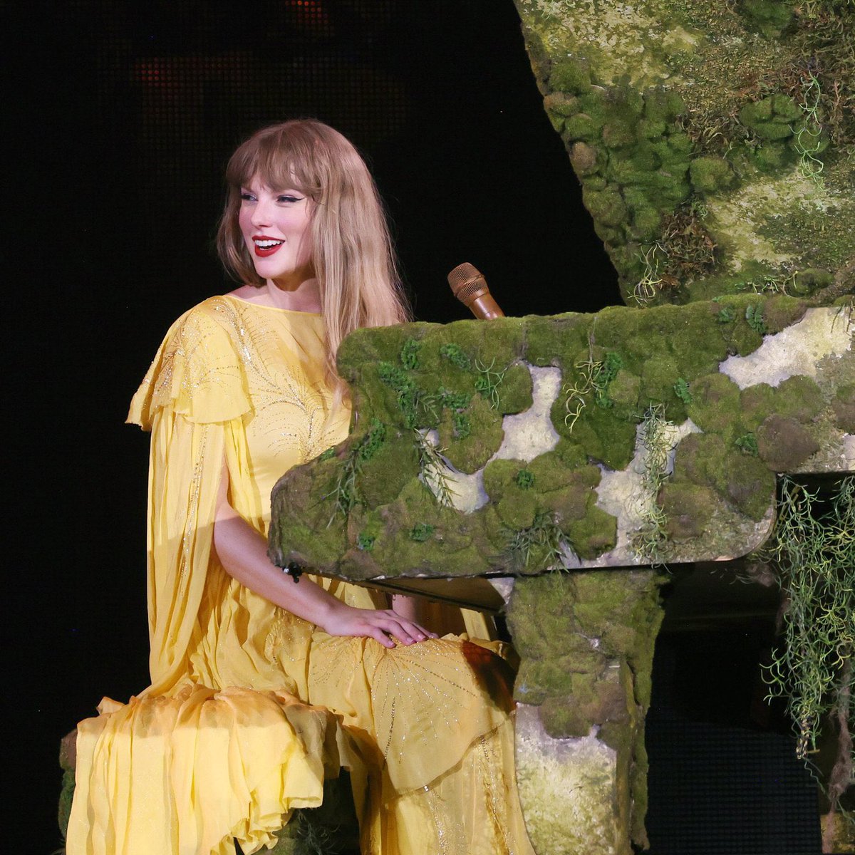 tswifterastour's tweet photo. 🚨| TAYLOR SWIFT CROSSES HUGE MILESTONE AS SHE OVERCOMES INNER HATRED AND PRAISES EVERMORE AT TODAY'S SHOW! #LyonTSTheErasTour 

"So folklore has a sister album, evermore, which I'm also so proud of!" https://t.co/ysBF4h4eK3