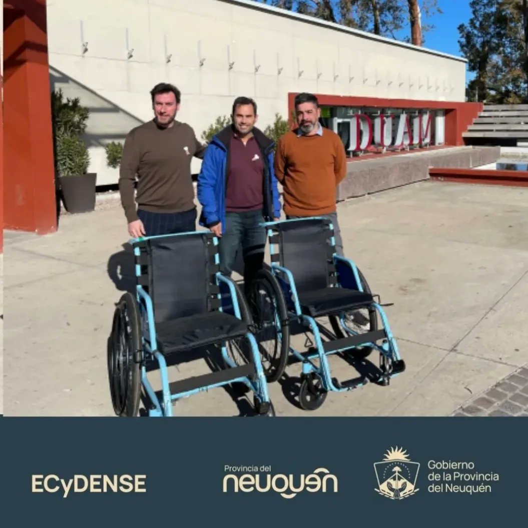 ecydense's tweet photo. Mejoramos la accesibilidad en #Duam y #RucaChe
Las autoridades de ECyDENSE @BolanFederico y @nicoperebroisin recibieron del subsecretario de discapacidad Gustavo Iril 2 sillas de ruedas que estarán a disposición según la necesidad de las y los visitantes
#NeuquenEvolucionaParaVos https://t.co/c6vq93ld1r