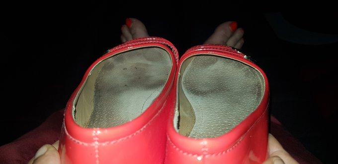 Come put your tongue in my stinky flats 👅👅 https://t.co/tEEs0BIOly<a href="/tag/flatshoes"class="tags"><span>#flatshoes</span></a><a href="/tag/wornshoes"class="tags"><span>#wornshoes</span></a>