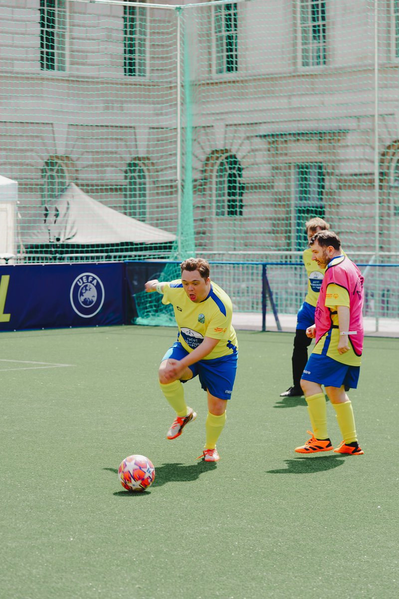 SOGreatBritain's tweet image. 𝐂𝐞𝐥𝐞𝐛𝐫𝐚𝐭𝐢𝐧𝐠 𝐭𝐡𝐞 𝐔𝐂𝐋 𝐅𝐢𝐧𝐚𝐥 𝐢𝐧 𝐋𝐨𝐧𝐝𝐨𝐧 ⚽️🏆

To conclude European Football Week, 14 athletes from @AscotUnitedFC Warriors &amp;amp; SO Essex played an exhibition match at the Somerset House @ChampionsLeague Final Fan Park

#InclusionInAction #EFW2024 #UCLFinal