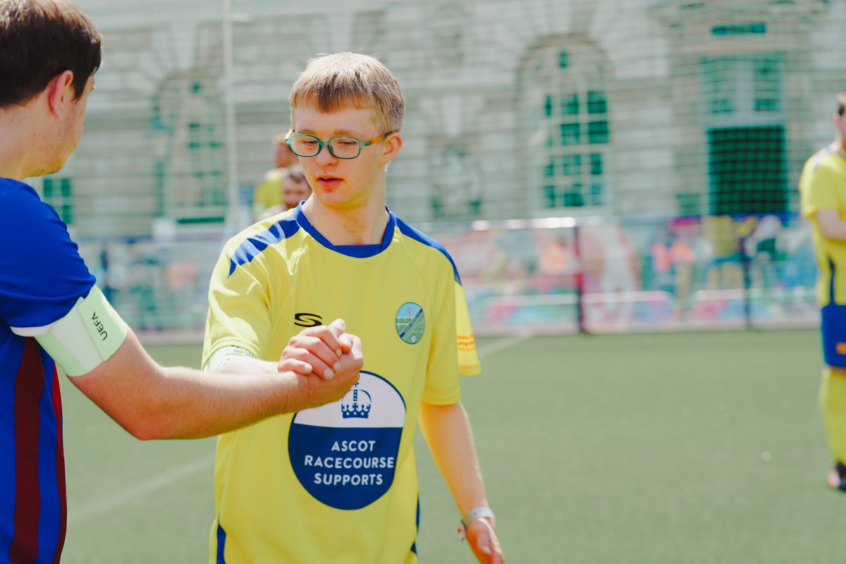 SOGreatBritain's tweet image. 𝐂𝐞𝐥𝐞𝐛𝐫𝐚𝐭𝐢𝐧𝐠 𝐭𝐡𝐞 𝐔𝐂𝐋 𝐅𝐢𝐧𝐚𝐥 𝐢𝐧 𝐋𝐨𝐧𝐝𝐨𝐧 ⚽️🏆

To conclude European Football Week, 14 athletes from @AscotUnitedFC Warriors &amp;amp; SO Essex played an exhibition match at the Somerset House @ChampionsLeague Final Fan Park

#InclusionInAction #EFW2024 #UCLFinal