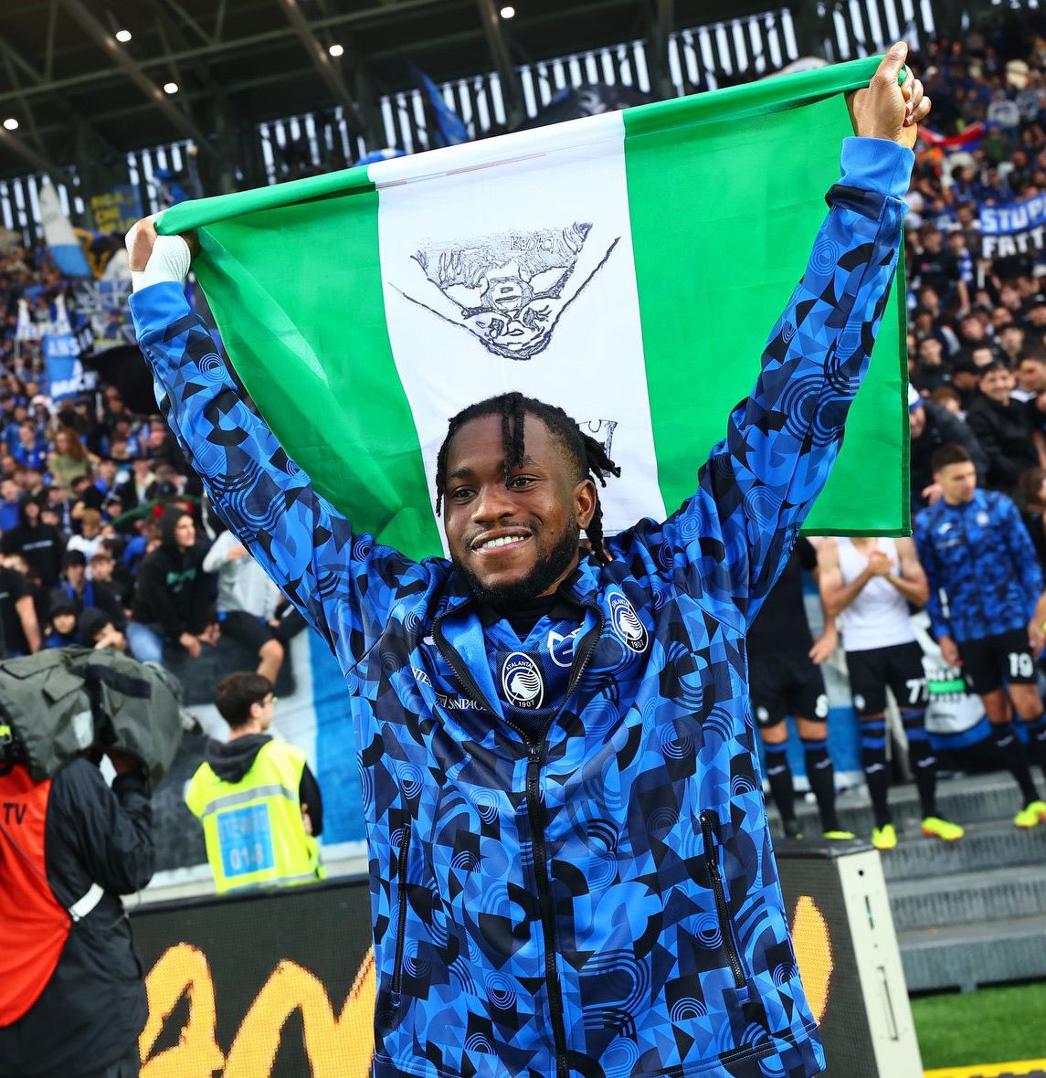 Alookman_'s tweet photo. What a season. A season to remember. Together, we made history. Your support &amp; love was crucial, thank you for your support. Sempre forza Atalanta !!🖤💙 https://t.co/p5qRbII3Ls