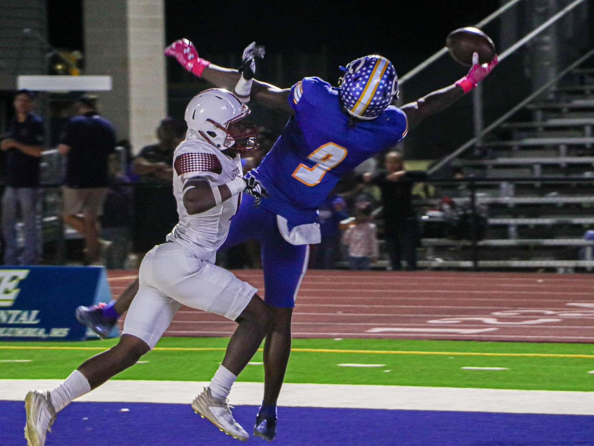 marsh413's tweet photo. @Ajlewisjr5 Thank you for all you did for Columbia and allowing me to capture your moments on the field (including one of the greatest catches ever) All the best @Ajlewisjr5 https://t.co/UJ29DHEN90