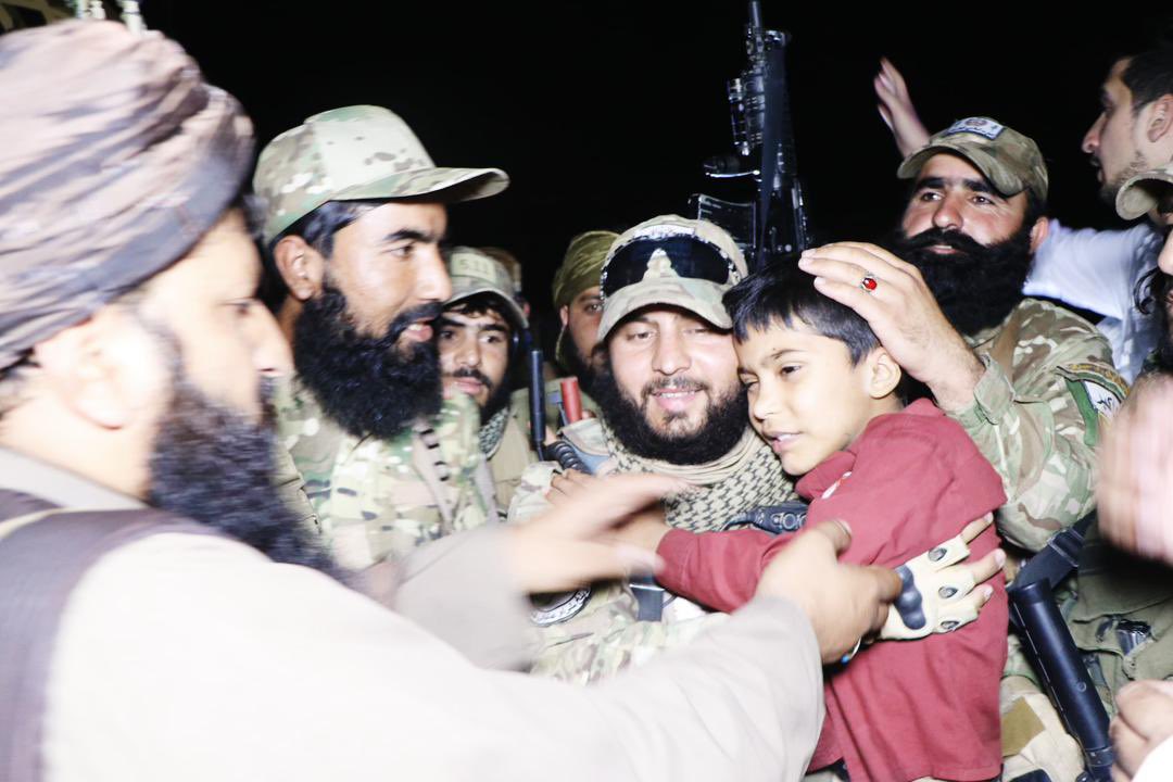 په خپلو سرتېرو ویاړو.