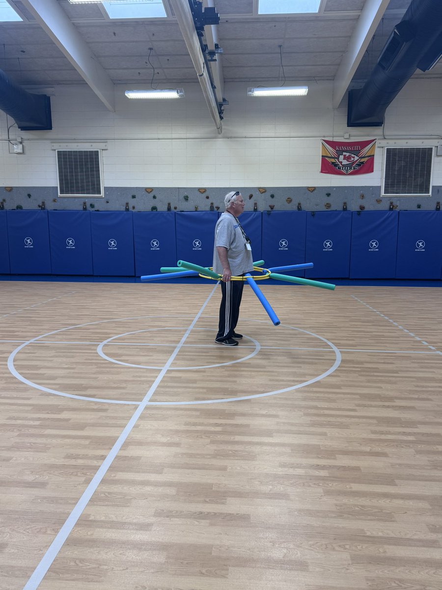 MrsHobbsPE's tweet photo. @GracemorNKC and @RavensNKC got to play a FUN new game! They are loving the Octopus Tag! It works on so many different skills! One of the main ones is sportsmanship and being honest about being tagged! We can get tagged and still have fun! No one is ever out! #peisfun https://t.co/uallT2g1f0