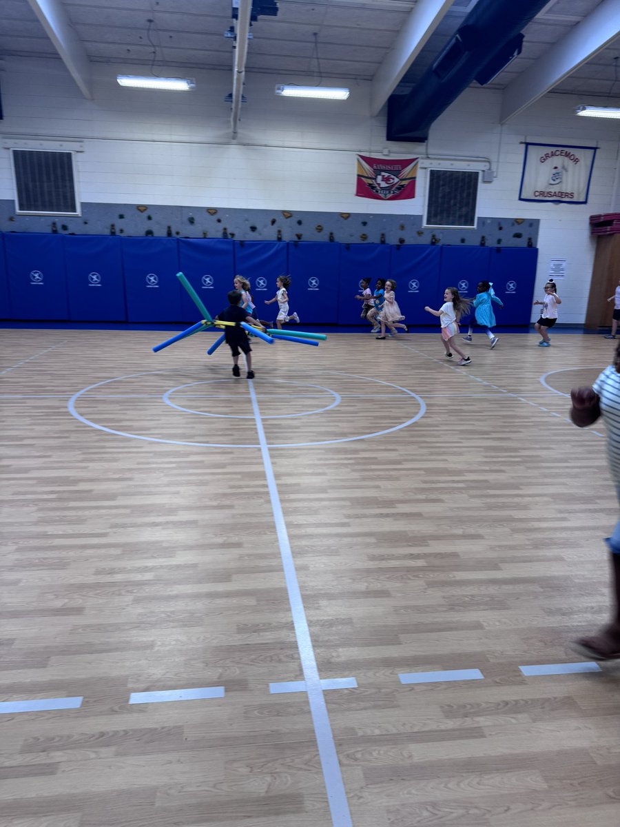 MrsHobbsPE's tweet photo. @GracemorNKC and @RavensNKC got to play a FUN new game! They are loving the Octopus Tag! It works on so many different skills! One of the main ones is sportsmanship and being honest about being tagged! We can get tagged and still have fun! No one is ever out! #peisfun https://t.co/uallT2g1f0