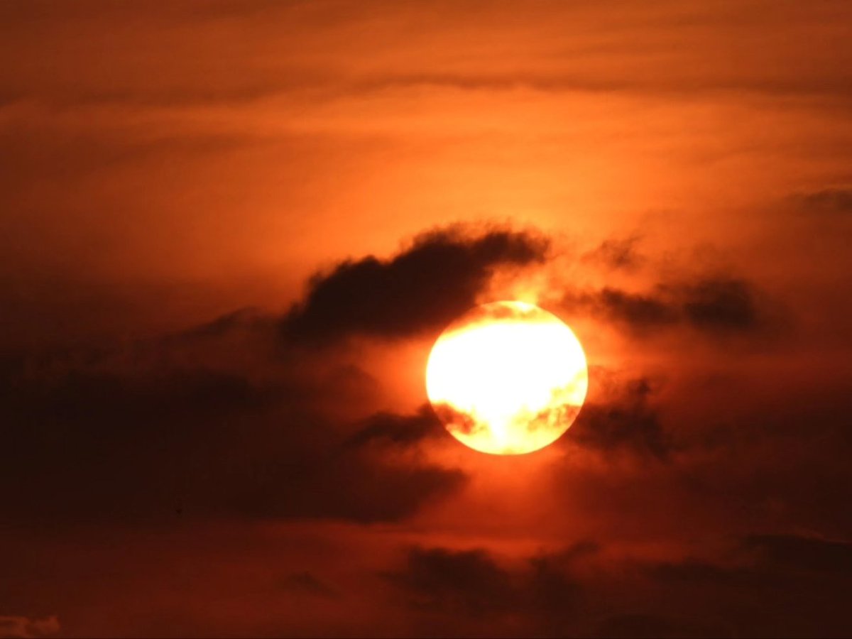 Freedom_Capture's tweet photo. Sunset from Crowngate Car Park Thanks to @Mikeilloyd @CrownGateWorc for the opportunity to shoot the sunset from here! #WorcestershireHour https://t.co/HADsZTSQ8J